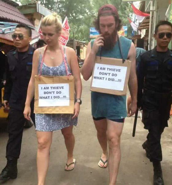 اندونيسيا: سائحان غربيان يسيران في 