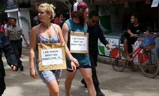 اندونيسيا: سائحان غربيان يسيران في 