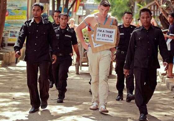 اندونيسيا: سائحان غربيان يسيران في 