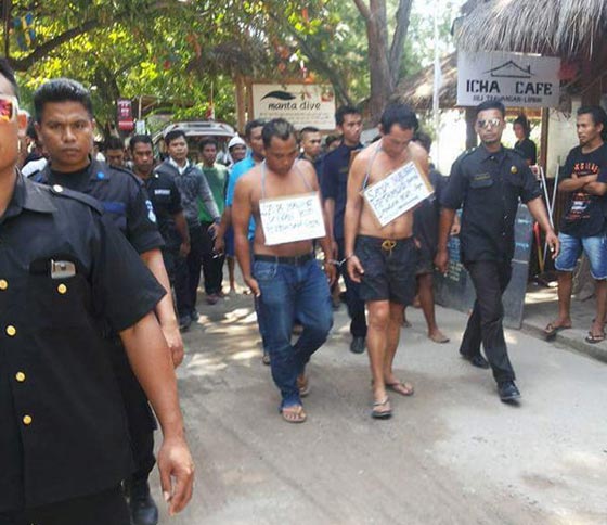 اندونيسيا: سائحان غربيان يسيران في 