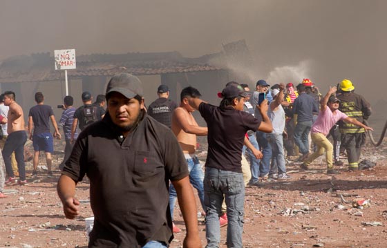 بالفيديو والصور.. 26 قتيلا بانفجار في سوق للألعاب النارية بالمكسيك  صورة رقم 18