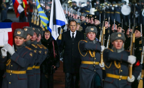 بالفيديو.. أرملة السفير الروسي تبكي بشدة وتنهار في جنازة زوجها صورة رقم 1