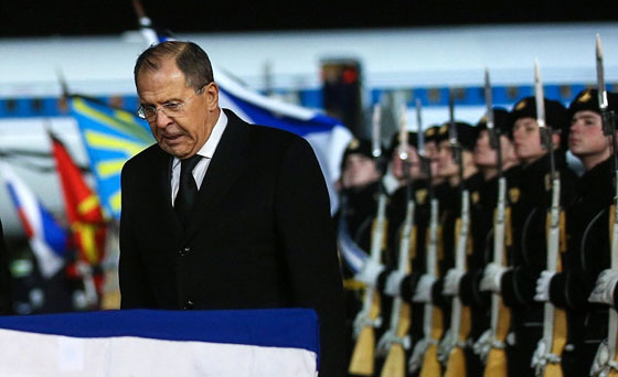 بالفيديو.. أرملة السفير الروسي تبكي بشدة وتنهار في جنازة زوجها صورة رقم 4