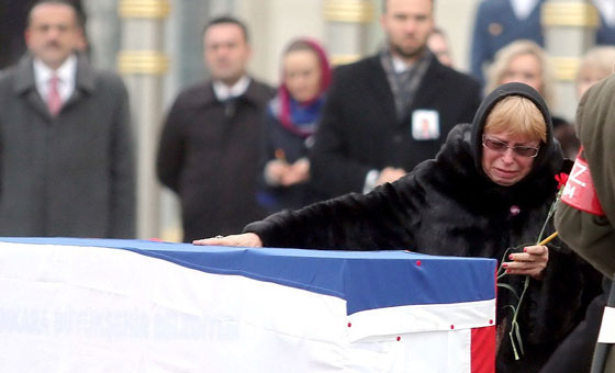 بالفيديو.. أرملة السفير الروسي تبكي بشدة وتنهار في جنازة زوجها صورة رقم 5