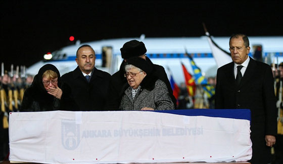 بالفيديو.. أرملة السفير الروسي تبكي بشدة وتنهار في جنازة زوجها صورة رقم 6