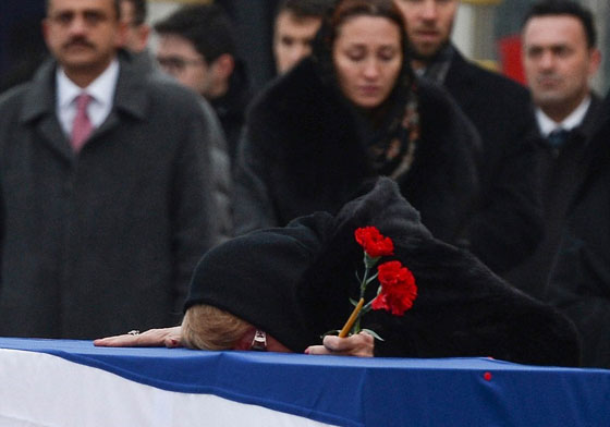 بالفيديو.. أرملة السفير الروسي تبكي بشدة وتنهار في جنازة زوجها صورة رقم 2