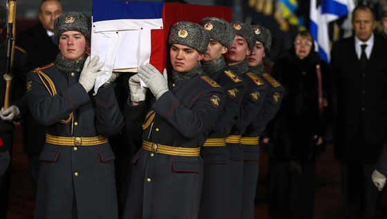 بالفيديو.. أرملة السفير الروسي تبكي بشدة وتنهار في جنازة زوجها صورة رقم 7