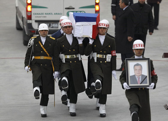 بالفيديو.. أرملة السفير الروسي تبكي بشدة وتنهار في جنازة زوجها صورة رقم 8