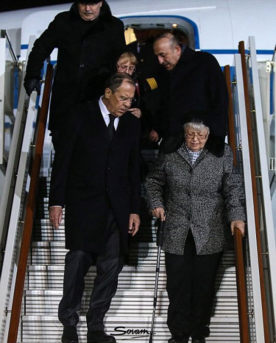 بالفيديو.. أرملة السفير الروسي تبكي بشدة وتنهار في جنازة زوجها صورة رقم 9