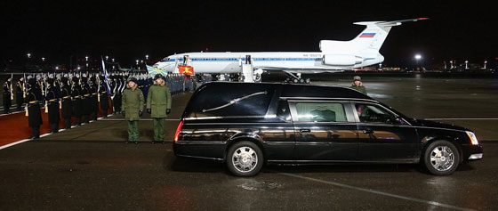 بالفيديو.. أرملة السفير الروسي تبكي بشدة وتنهار في جنازة زوجها صورة رقم 10