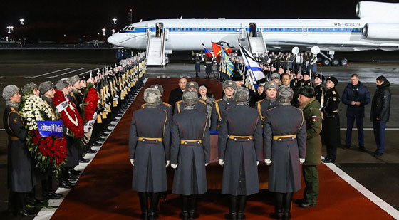 بالفيديو.. أرملة السفير الروسي تبكي بشدة وتنهار في جنازة زوجها صورة رقم 11