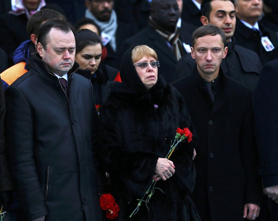 بالفيديو.. أرملة السفير الروسي تبكي بشدة وتنهار في جنازة زوجها صورة رقم 12