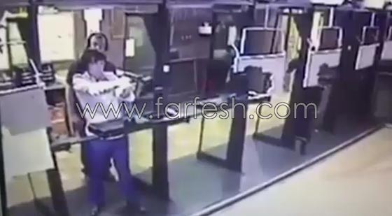 فيديو مروع.. شاب حاول الانتحار فأصاب مدربه بالخطأ صورة رقم 1