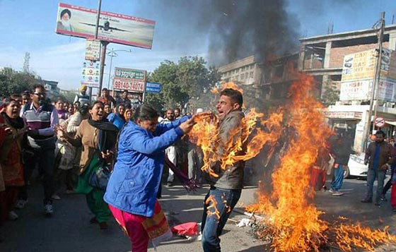 معلم يضرم النار في نفسه بالخطأ في مظاهرة بالهند صورة رقم 1