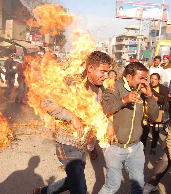 معلم يضرم النار في نفسه بالخطأ في مظاهرة بالهند صورة رقم 2