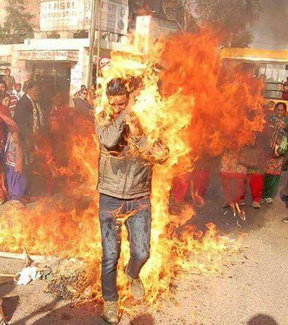 معلم يضرم النار في نفسه بالخطأ في مظاهرة بالهند صورة رقم 3