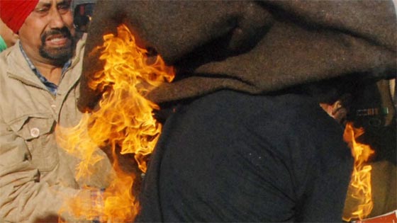 معلم يضرم النار في نفسه بالخطأ في مظاهرة بالهند صورة رقم 6