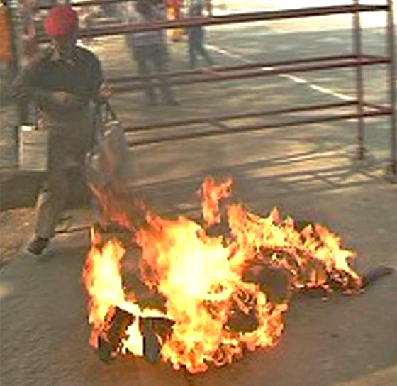 معلم يضرم النار في نفسه بالخطأ في مظاهرة بالهند صورة رقم 5