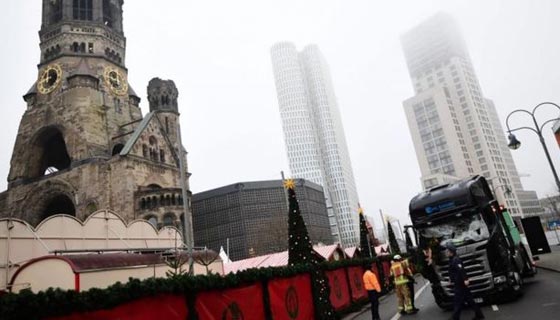 فيديو يظهر اللحظات الاولى لعملية الدهس الارهابية ببرلين صورة رقم 1