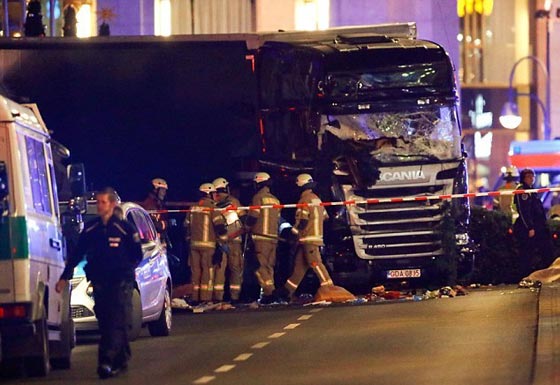 فيديو يظهر اللحظات الاولى لعملية الدهس الارهابية ببرلين صورة رقم 13