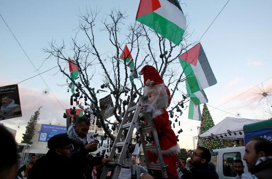  قافلة الميلاد تقتحم الحواجز في بيت لحم وفرحة العيد تعبر الى رام الله صورة رقم 8