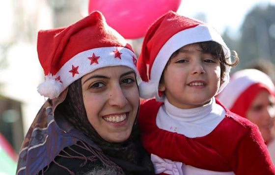  قافلة الميلاد تقتحم الحواجز في بيت لحم وفرحة العيد تعبر الى رام الله صورة رقم 1