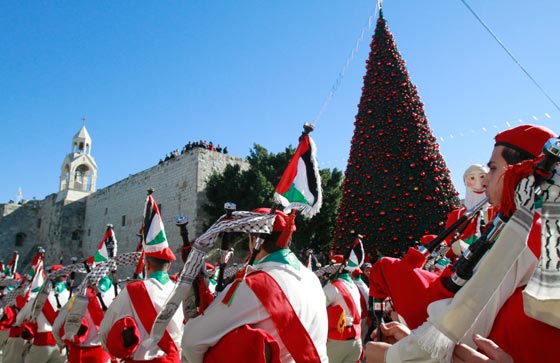  قافلة الميلاد تقتحم الحواجز في بيت لحم وفرحة العيد تعبر الى رام الله صورة رقم 5