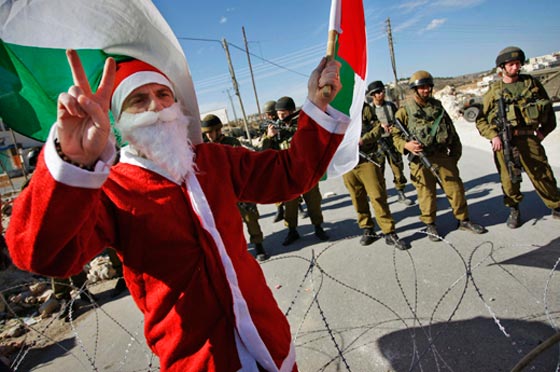  قافلة الميلاد تقتحم الحواجز في بيت لحم وفرحة العيد تعبر الى رام الله صورة رقم 18