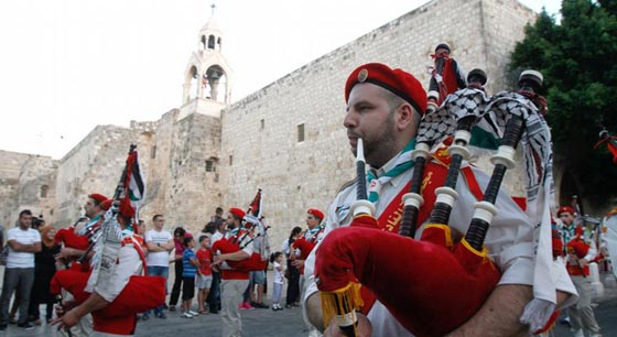  قافلة الميلاد تقتحم الحواجز في بيت لحم وفرحة العيد تعبر الى رام الله صورة رقم 22