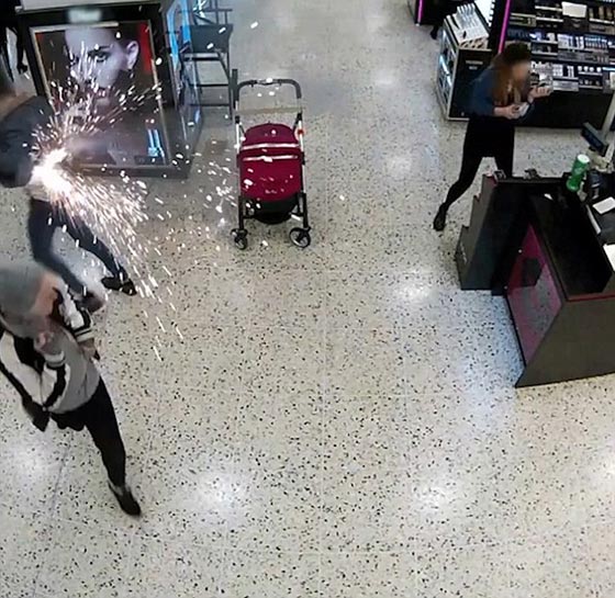 فيديو مثير.. شاهد لحظة انفجار سيجارة الكترونية في جيب متسوّق صورة رقم 1