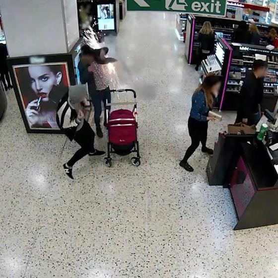 فيديو مثير.. شاهد لحظة انفجار سيجارة الكترونية في جيب متسوّق صورة رقم 2