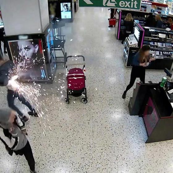 فيديو مثير.. شاهد لحظة انفجار سيجارة الكترونية في جيب متسوّق صورة رقم 3