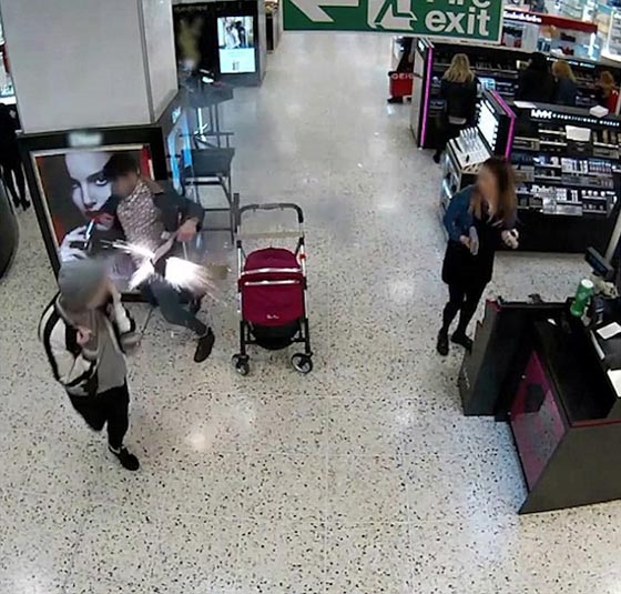 فيديو مثير.. شاهد لحظة انفجار سيجارة الكترونية في جيب متسوّق صورة رقم 4