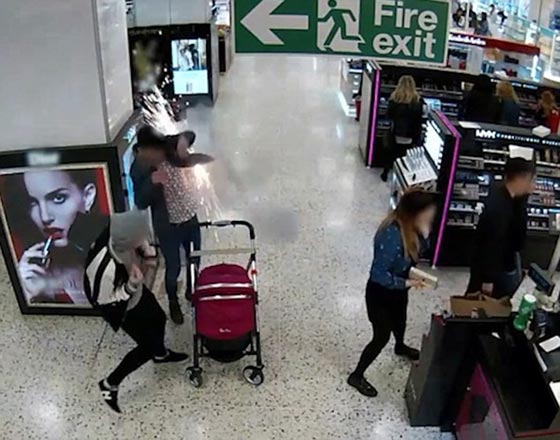 فيديو مثير.. شاهد لحظة انفجار سيجارة الكترونية في جيب متسوّق صورة رقم 5