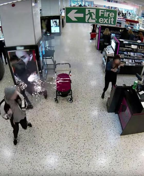 فيديو مثير.. شاهد لحظة انفجار سيجارة الكترونية في جيب متسوّق صورة رقم 6