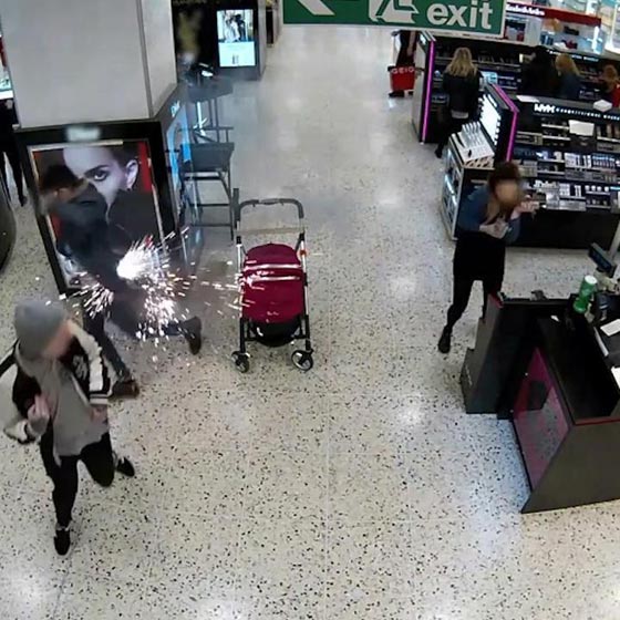 فيديو مثير.. شاهد لحظة انفجار سيجارة الكترونية في جيب متسوّق صورة رقم 8