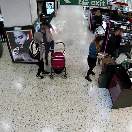 فيديو مثير.. شاهد لحظة انفجار سيجارة الكترونية في جيب متسوّق صورة رقم 9