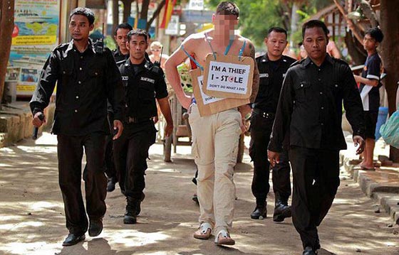 مسيرة العار في اندونيسيا لمعاقبة سارقين استراليين وفضحهما! صورة رقم 4