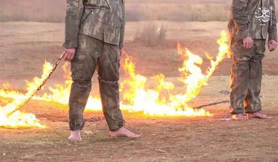  فيديو داعشي وحشي لحرق جنديين تركيين بعد اسرهما بحلب! صورة رقم 4