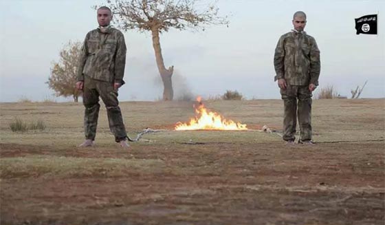  فيديو داعشي وحشي لحرق جنديين تركيين بعد اسرهما بحلب! صورة رقم 6