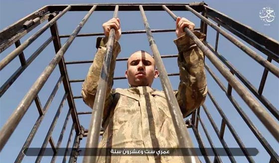  فيديو داعشي وحشي لحرق جنديين تركيين بعد اسرهما بحلب! صورة رقم 8