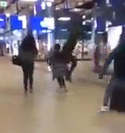  بعد سفاح برلين.. رجل يركل امراة بقوة في مركز تجاري بهولندا! فيديو صادم صورة رقم 2