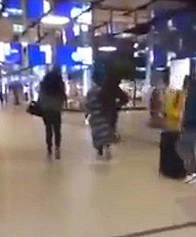  بعد سفاح برلين.. رجل يركل امراة بقوة في مركز تجاري بهولندا! فيديو صادم صورة رقم 3