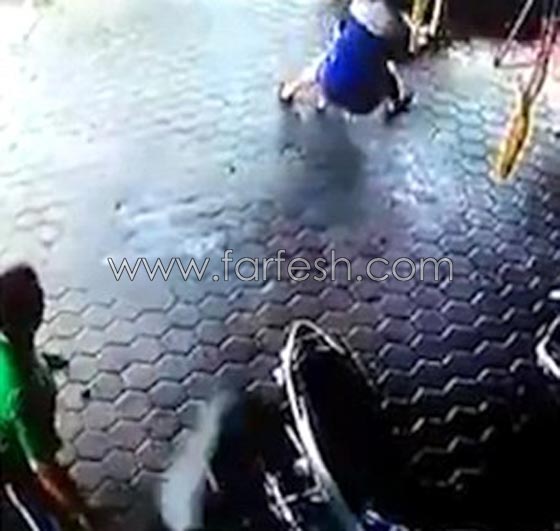 فيديو مذهل لاب ينقذ طفليه من الموت المحقق في اللحظة الأخيرة! صورة رقم 7