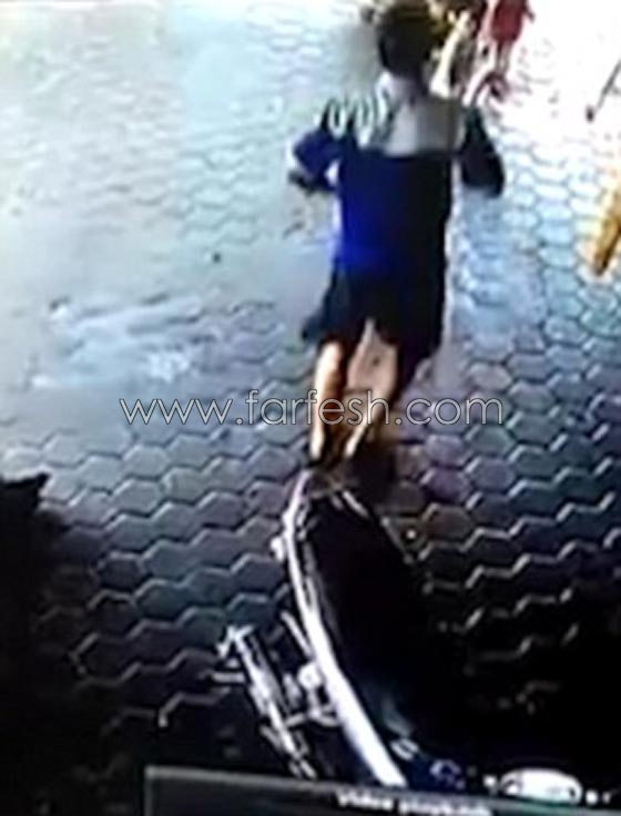 فيديو مذهل لاب ينقذ طفليه من الموت المحقق في اللحظة الأخيرة! صورة رقم 6