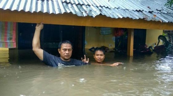 نزوح 100 نسمة واغلاق مطار اندونيسيا الرئيسي بسبب الفيضانات صورة رقم 1