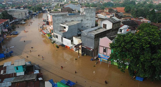 نزوح 100 نسمة واغلاق مطار اندونيسيا الرئيسي بسبب الفيضانات صورة رقم 8