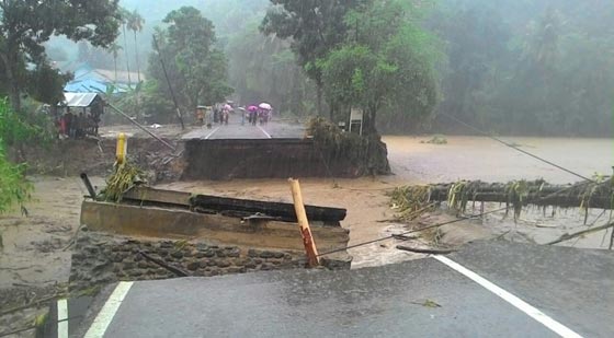 نزوح 100 نسمة واغلاق مطار اندونيسيا الرئيسي بسبب الفيضانات صورة رقم 2