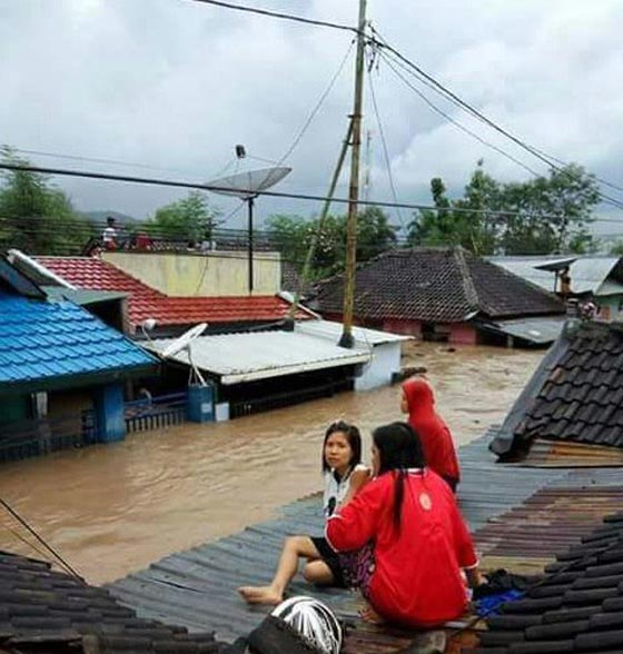 نزوح 100 نسمة واغلاق مطار اندونيسيا الرئيسي بسبب الفيضانات صورة رقم 6