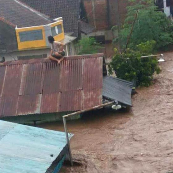 نزوح 100 نسمة واغلاق مطار اندونيسيا الرئيسي بسبب الفيضانات صورة رقم 3